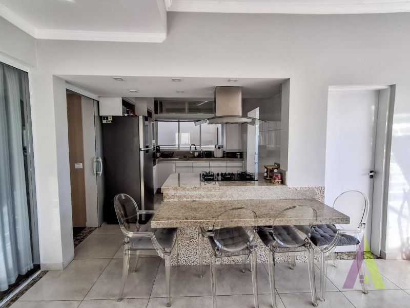 Casa em condomínio com piscina e área gourmet em São Roque!