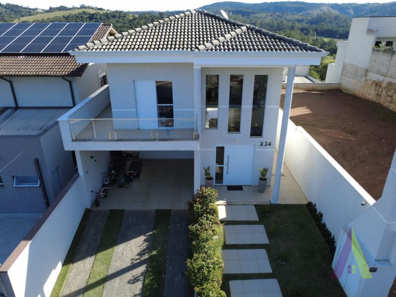 Casa em condomínio com piscina e área gourmet em São Roque!