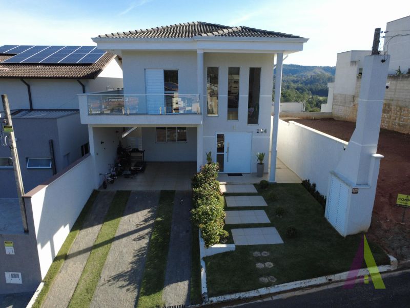 Casa em condomínio com piscina e área gourmet em São Roque!