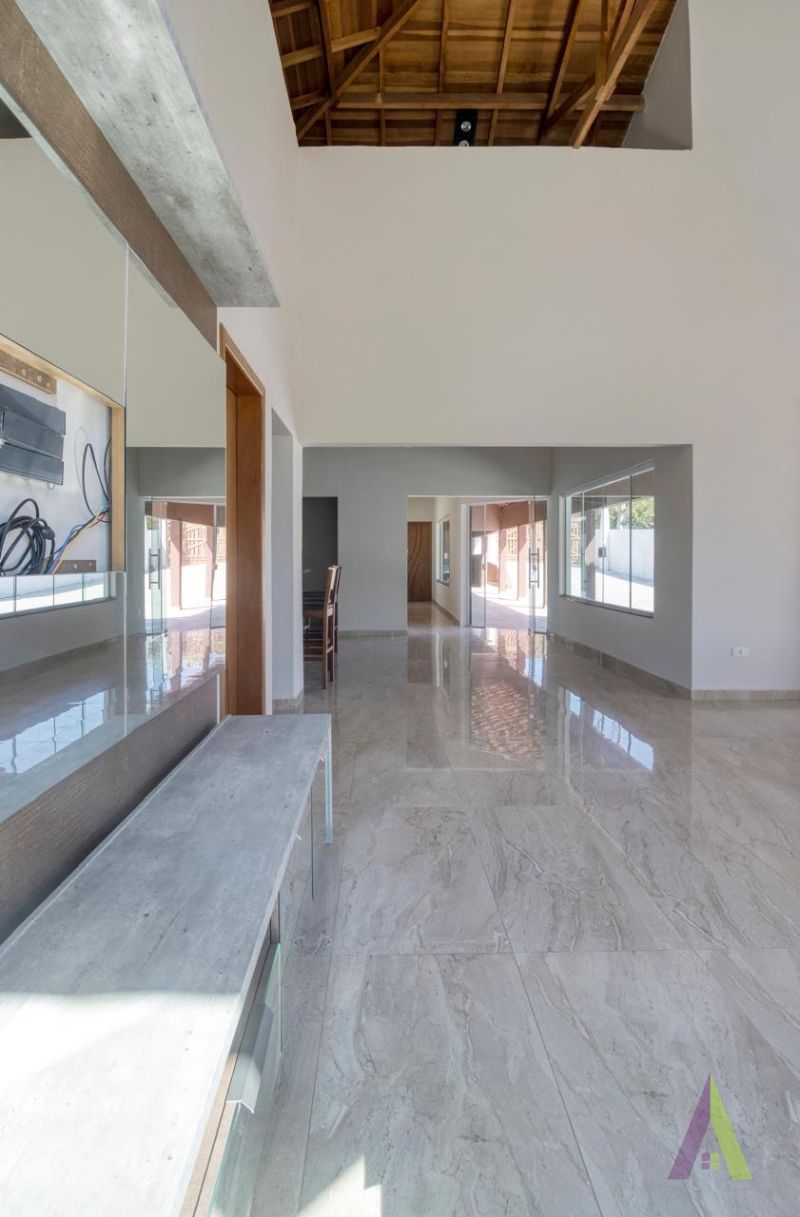 Chácara com área gourmet, piscina e lago em Mairinque!