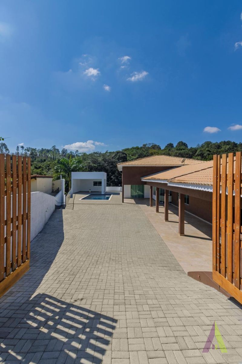 Chácara com área gourmet, piscina e lago em Mairinque!