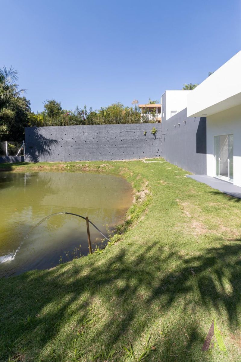Chácara com área gourmet, piscina e lago em Mairinque!