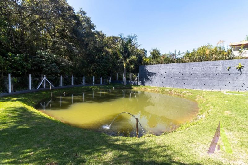 Chácara com área gourmet, piscina e lago em Mairinque!