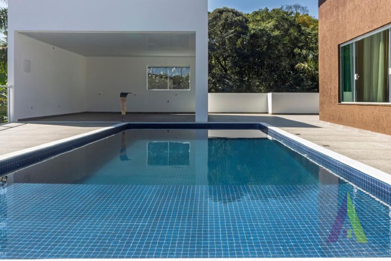 Chácara com área gourmet, piscina e lago em Mairinque!