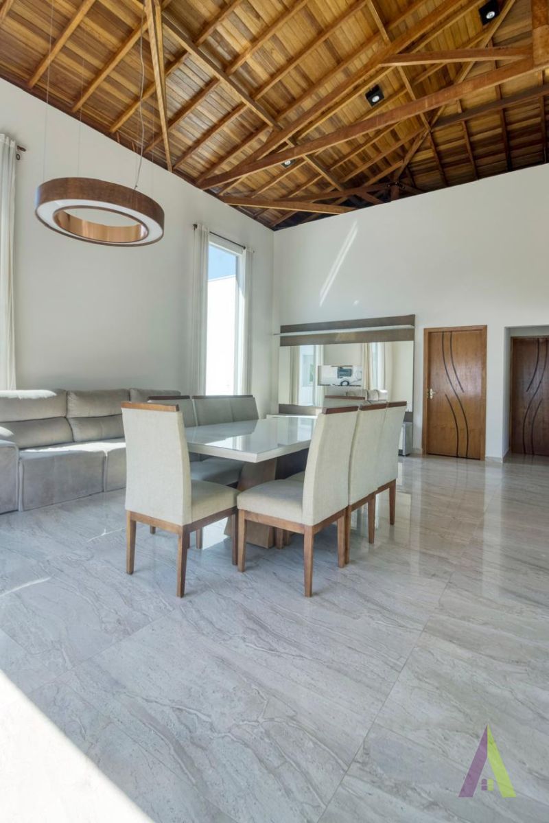 Chácara com área gourmet, piscina e lago em Mairinque!
