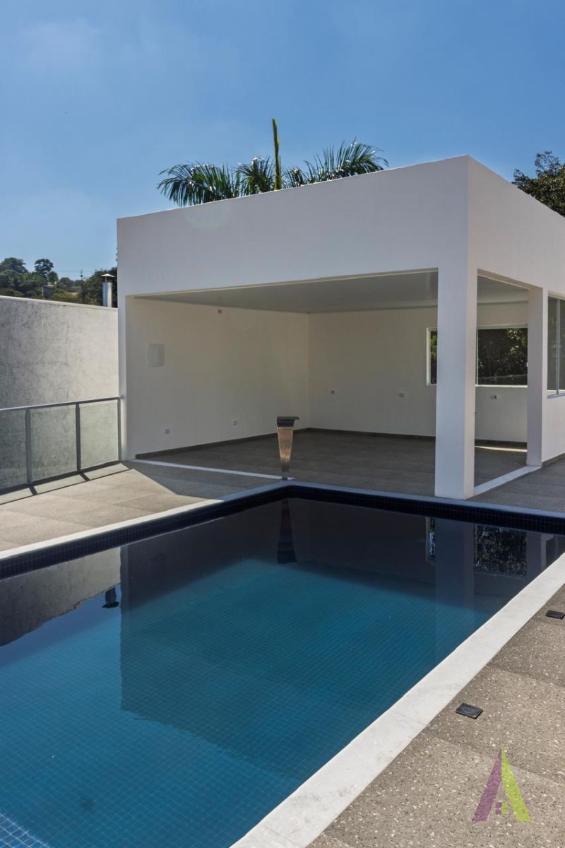 Chácara com área gourmet, piscina e lago em Mairinque!