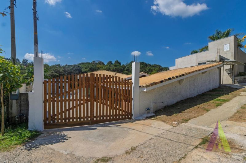 Chácara com área gourmet, piscina e lago em Mairinque!