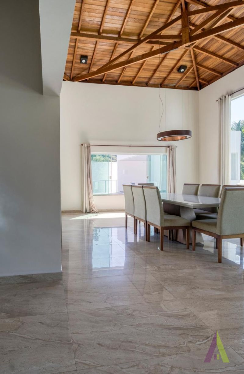 Chácara com área gourmet, piscina e lago em Mairinque!