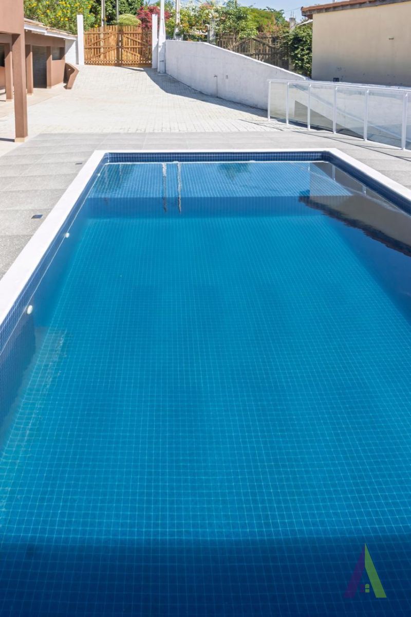 Chácara com área gourmet, piscina e lago em Mairinque!