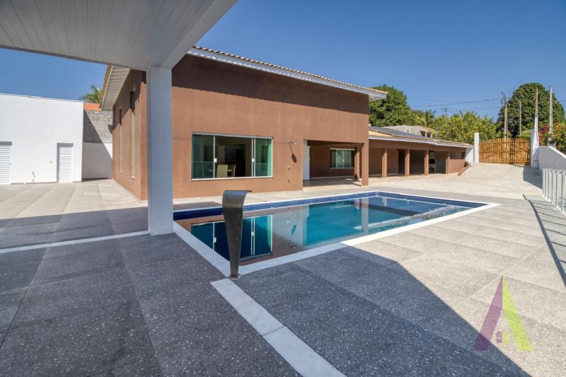 Chácara com área gourmet, piscina e lago em Mairinque!
