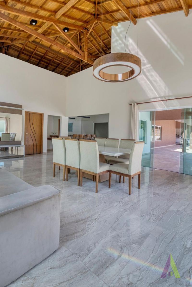 Chácara com área gourmet, piscina e lago em Mairinque!