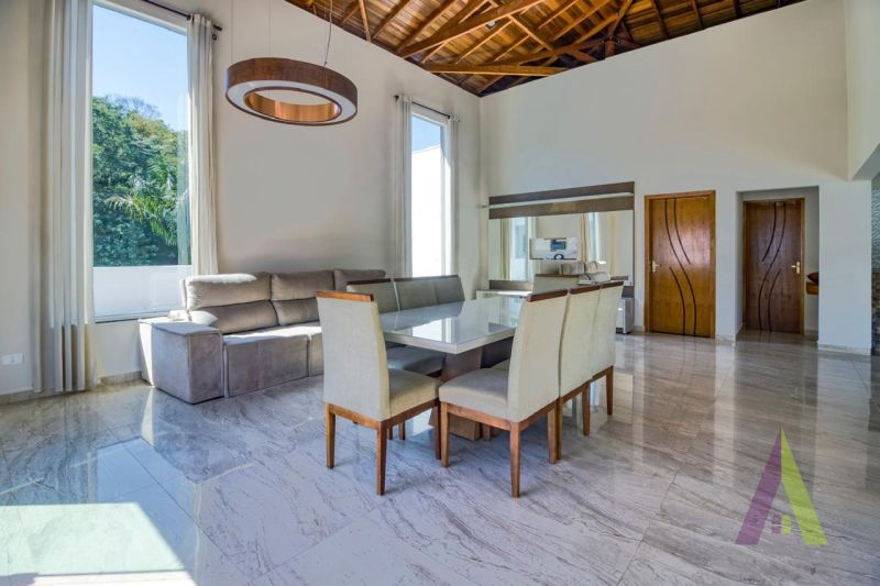 Chácara com área gourmet, piscina e lago em Mairinque!