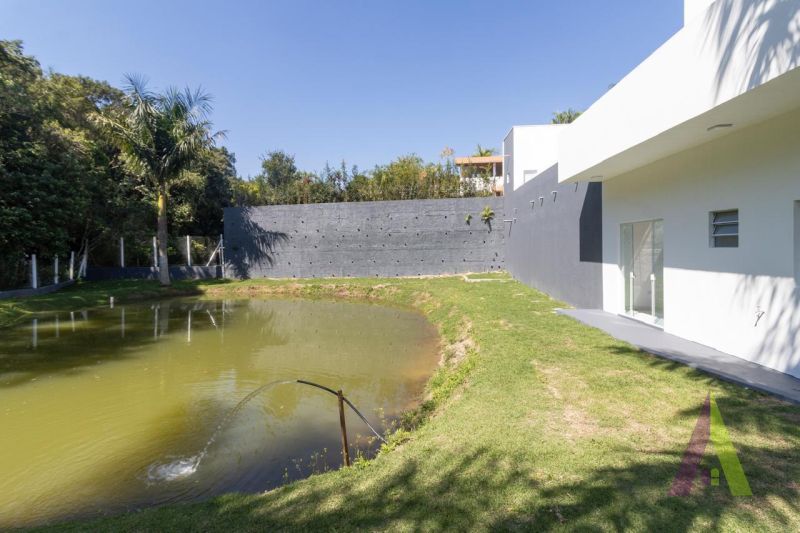 Chácara com área gourmet, piscina e lago em Mairinque!