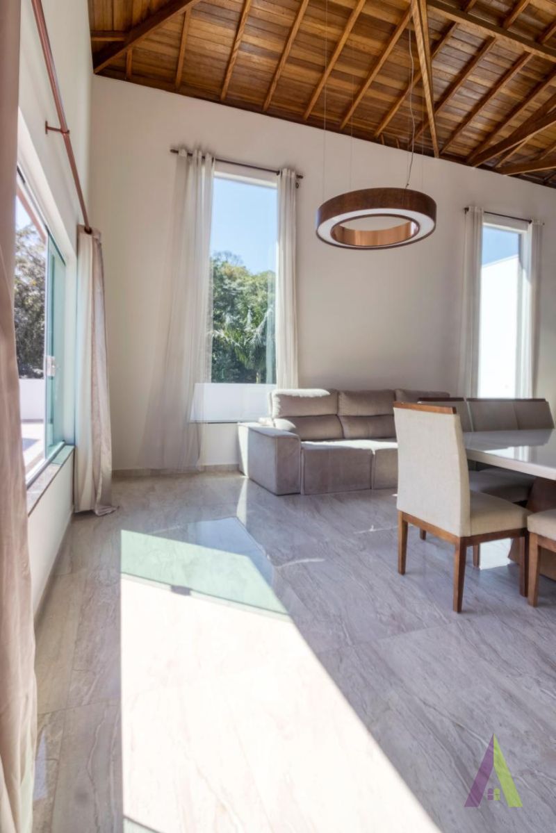 Chácara com área gourmet, piscina e lago em Mairinque!