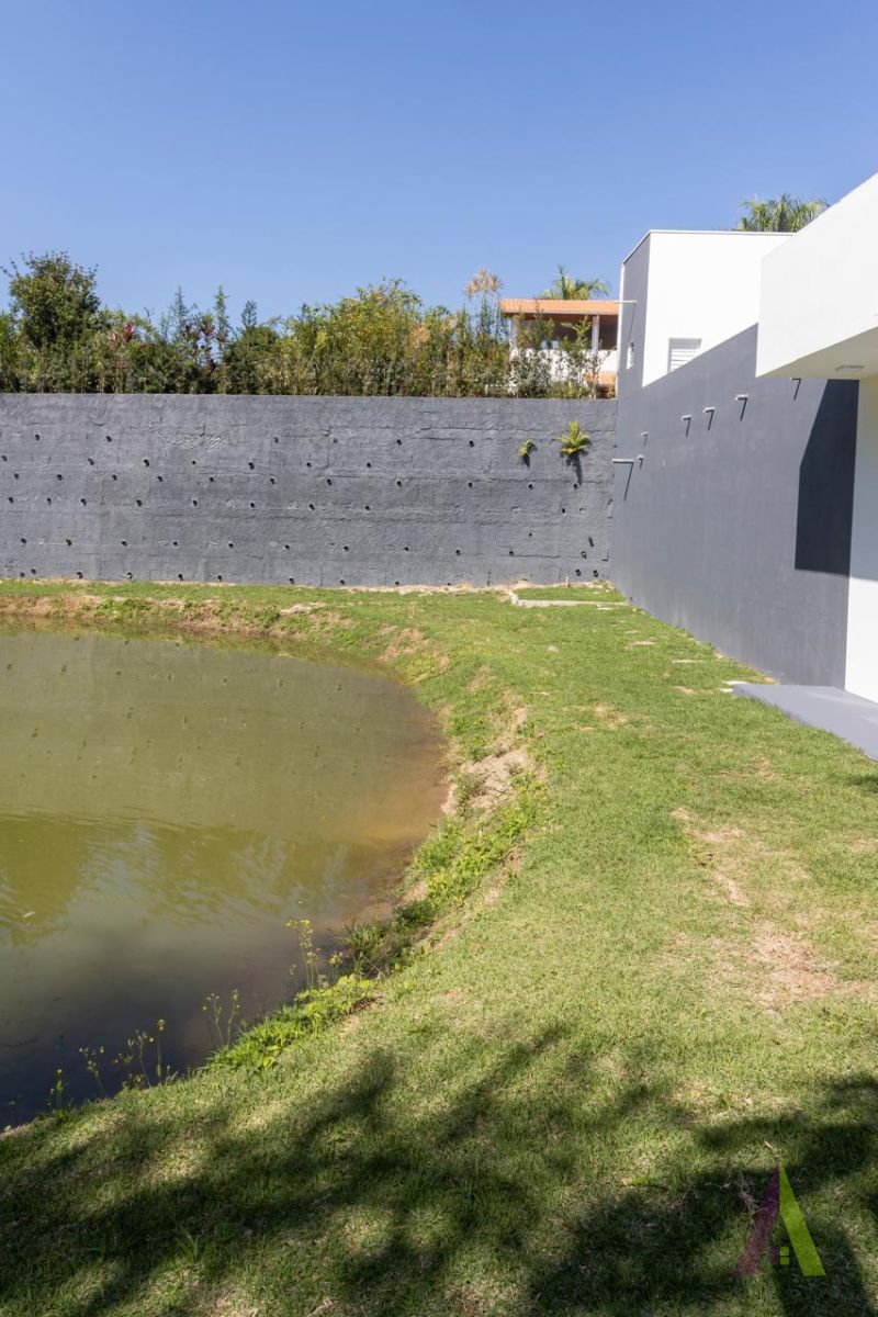 Chácara com área gourmet, piscina e lago em Mairinque!