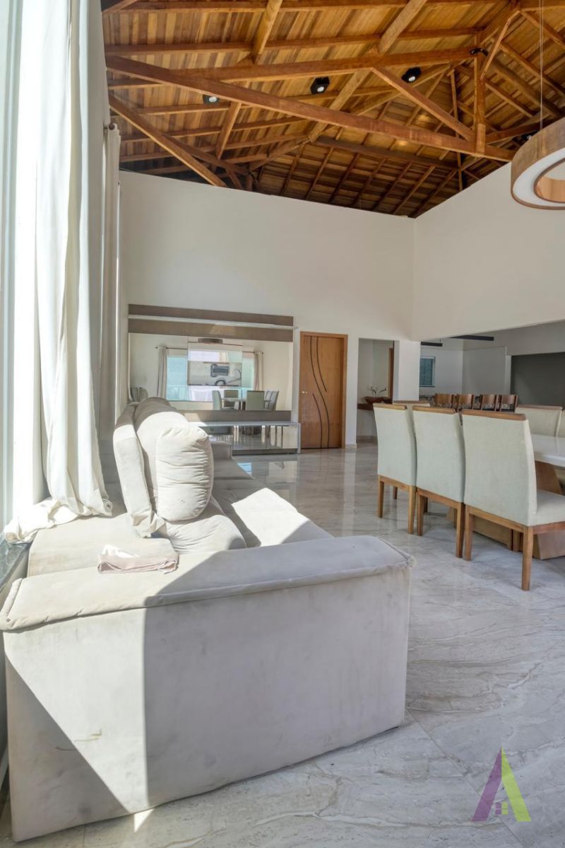Chácara com área gourmet, piscina e lago em Mairinque!