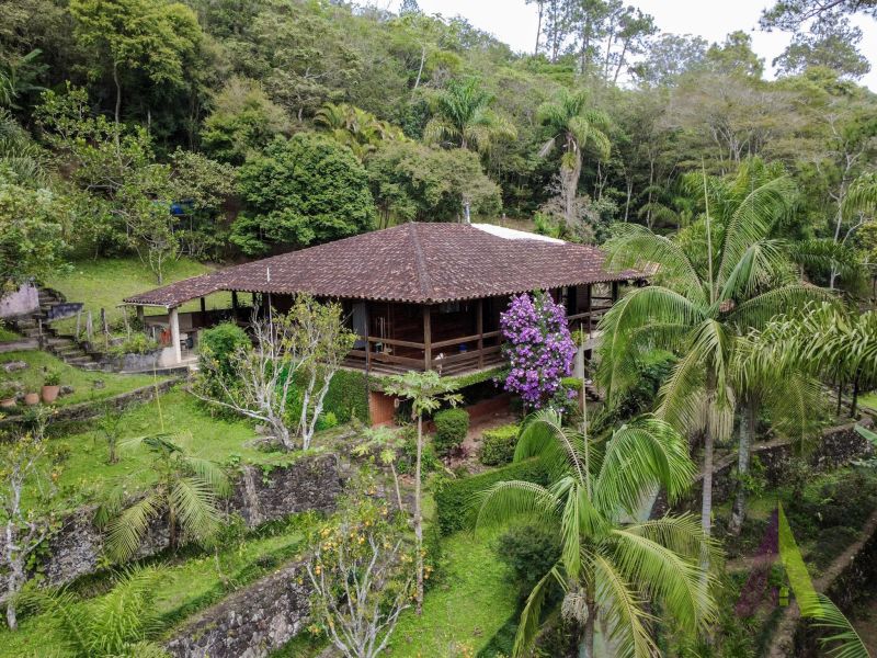 Chácara com 3 lagos e acessibilidade rodeada de muito verde em São Roque!