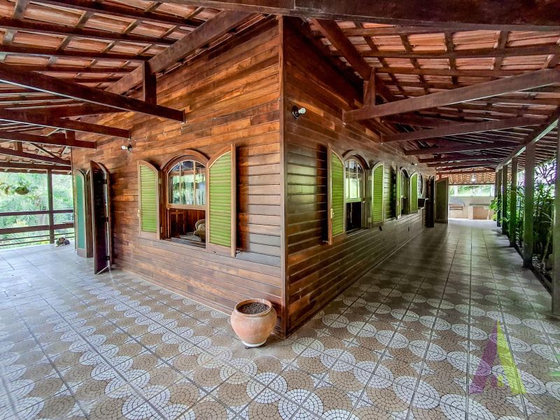 Chácara com 3 lagos e acessibilidade rodeada de muito verde em São Roque!