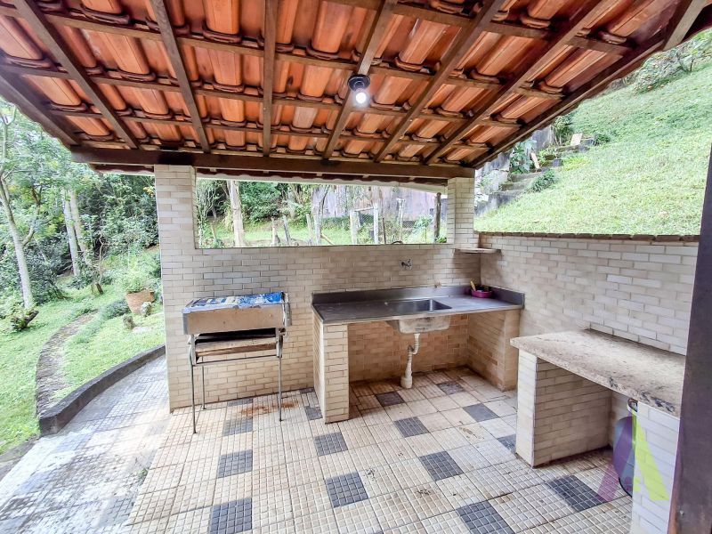 Chácara com 3 lagos e acessibilidade rodeada de muito verde em São Roque!