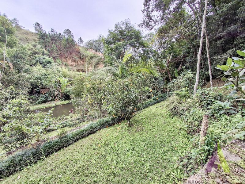 Chácara com 3 lagos e acessibilidade rodeada de muito verde em São Roque!