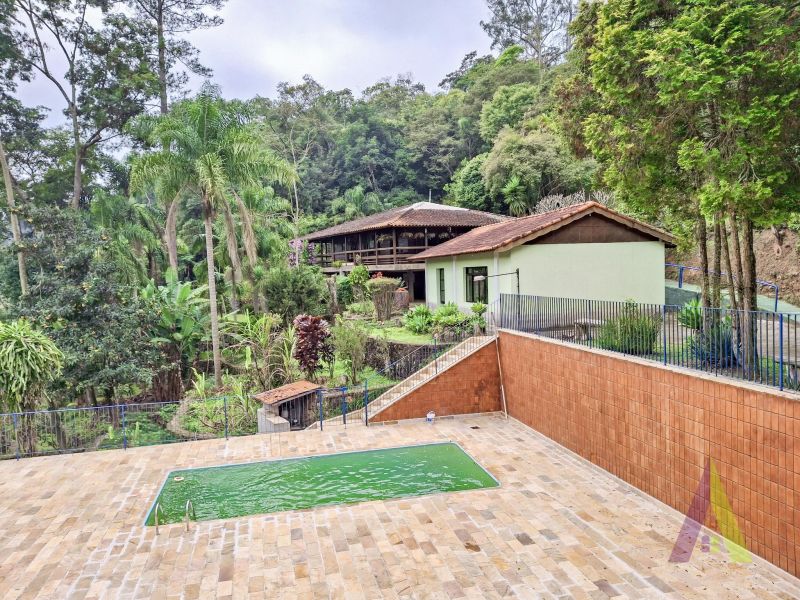 Chácara com 3 lagos e acessibilidade rodeada de muito verde em São Roque!