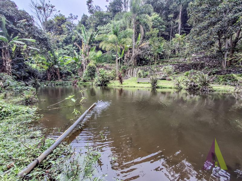 Chácara com 3 lagos e acessibilidade rodeada de muito verde em São Roque!