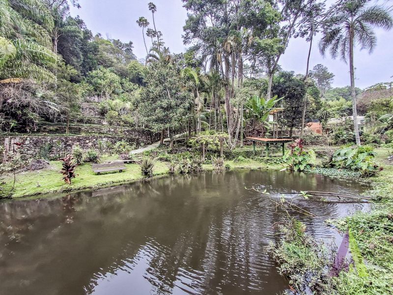 Chácara com 3 lagos e acessibilidade rodeada de muito verde em São Roque!