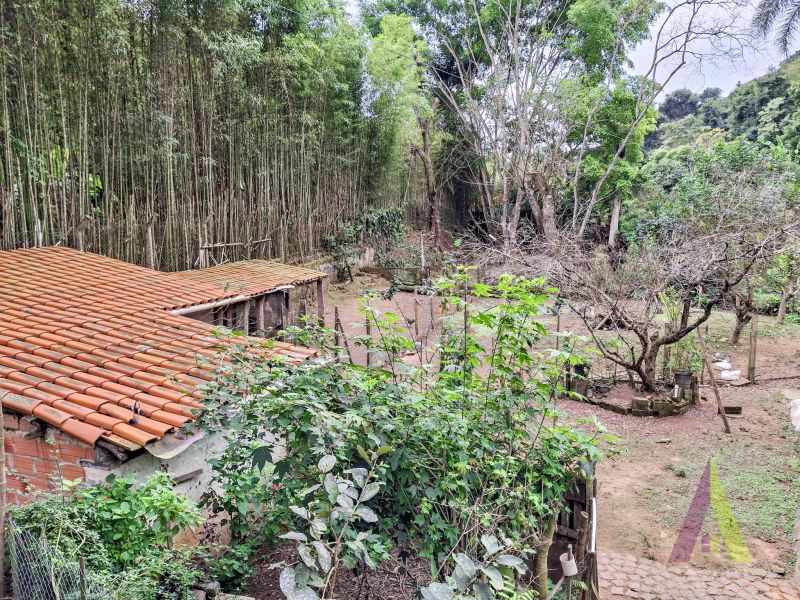 Chácara com 3 lagos e acessibilidade rodeada de muito verde em São Roque!