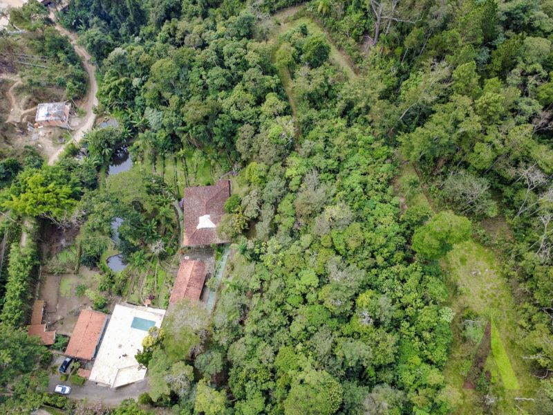 Chácara com 3 lagos e acessibilidade rodeada de muito verde em São Roque!