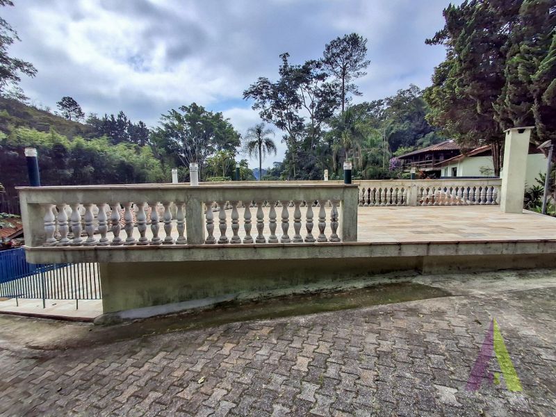 Chácara com 3 lagos e acessibilidade rodeada de muito verde em São Roque!