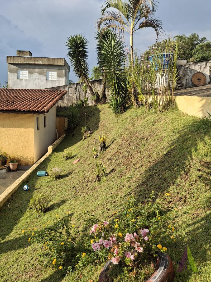 Chácara com piscina e tobogã em São Roque!