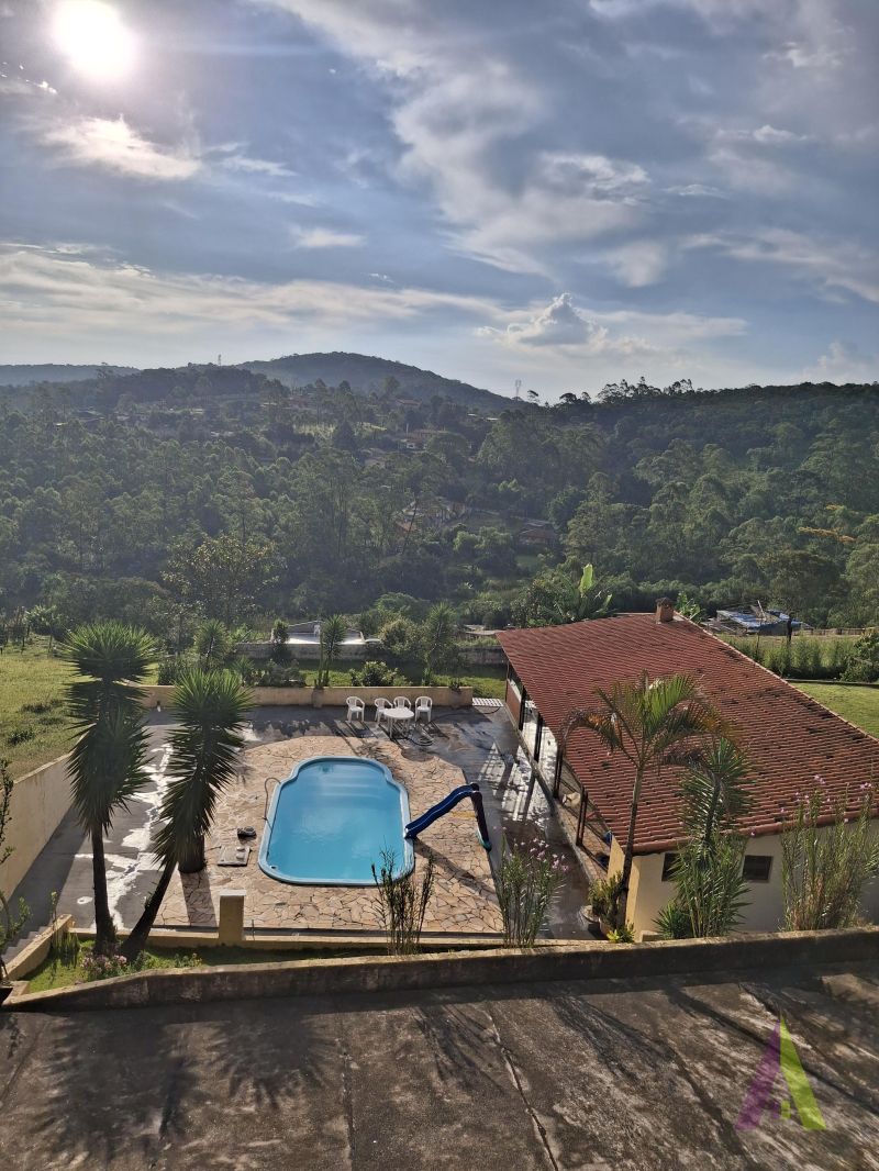 Chácara com piscina e tobogã em São Roque!