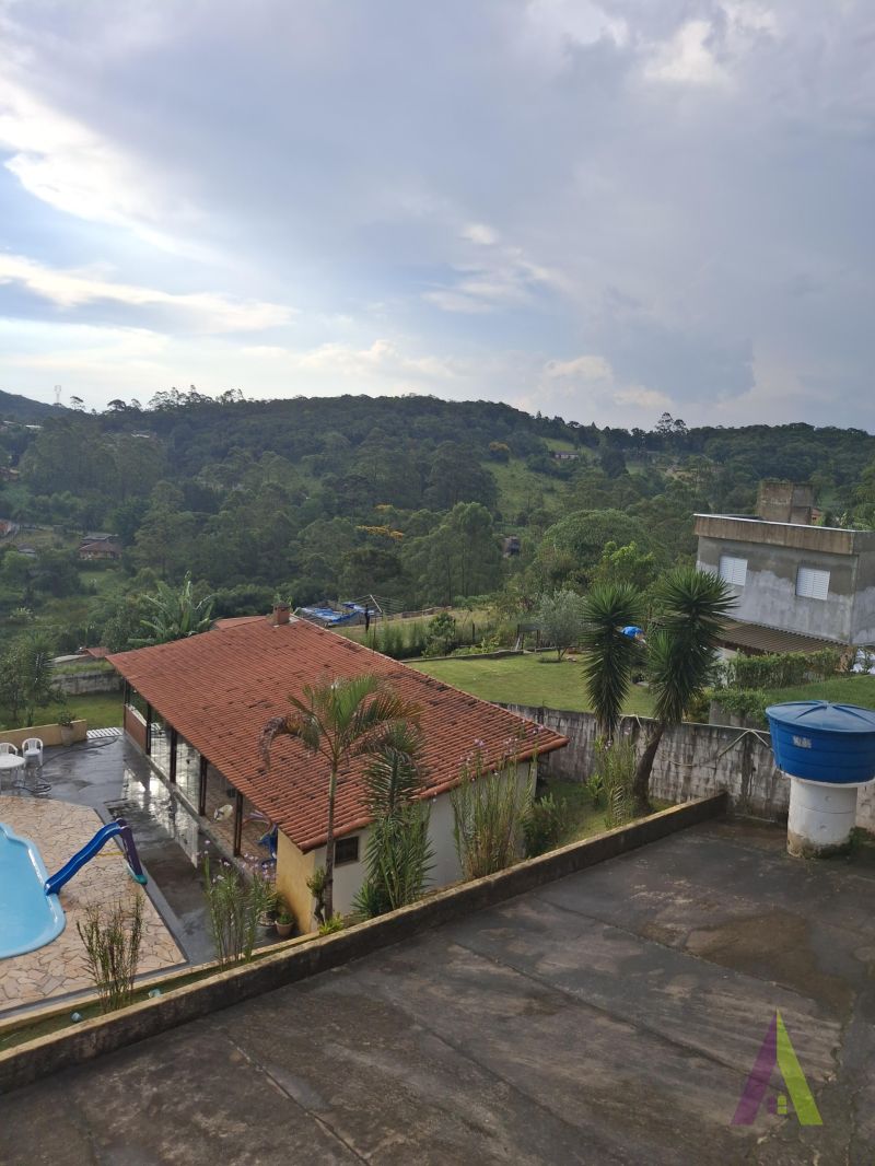Chácara com piscina e tobogã em São Roque!