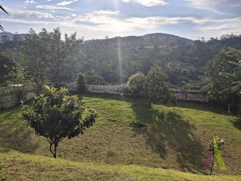 Chácara com piscina e tobogã em São Roque!