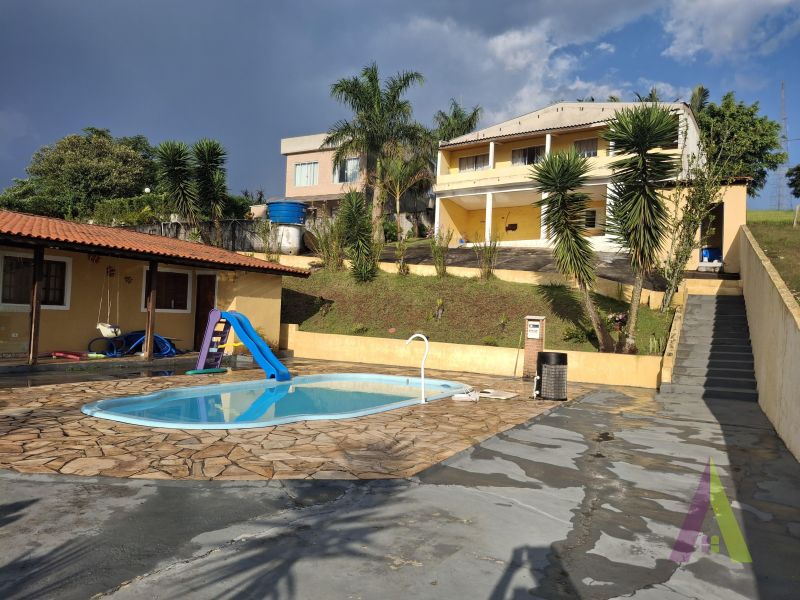 Chácara com piscina e tobogã em São Roque!