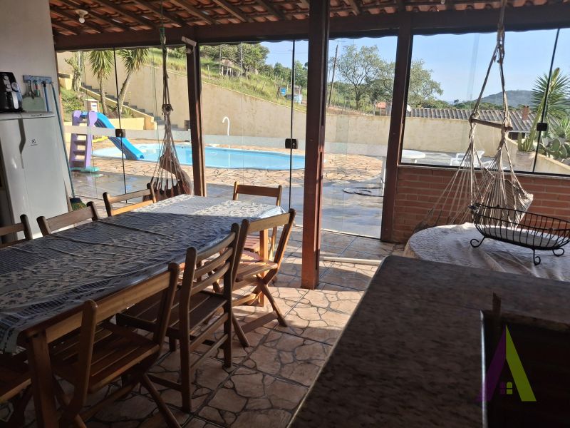 Chácara com piscina e tobogã em São Roque!