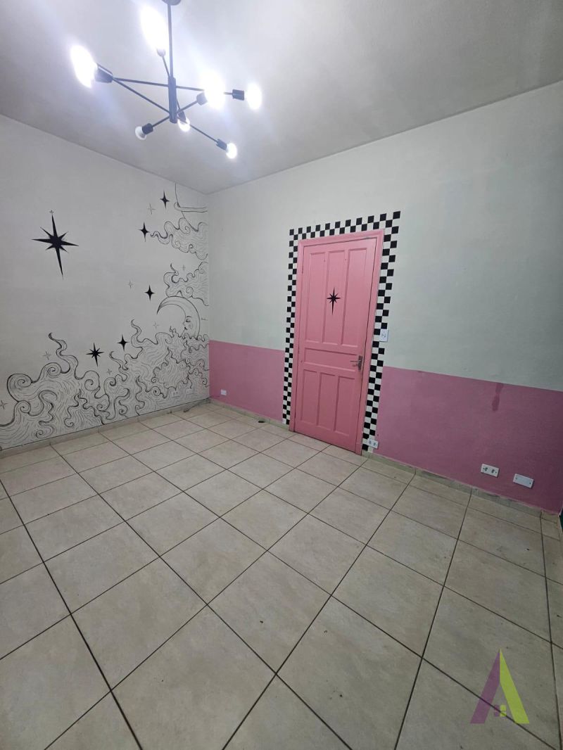 Sala Comercial na Praça da Matriz em São Roque!