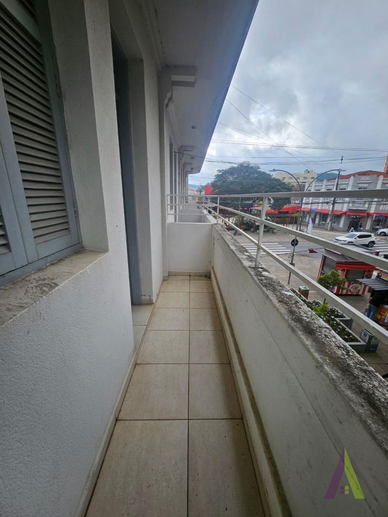 Sala Comercial na Praça da Matriz em São Roque!