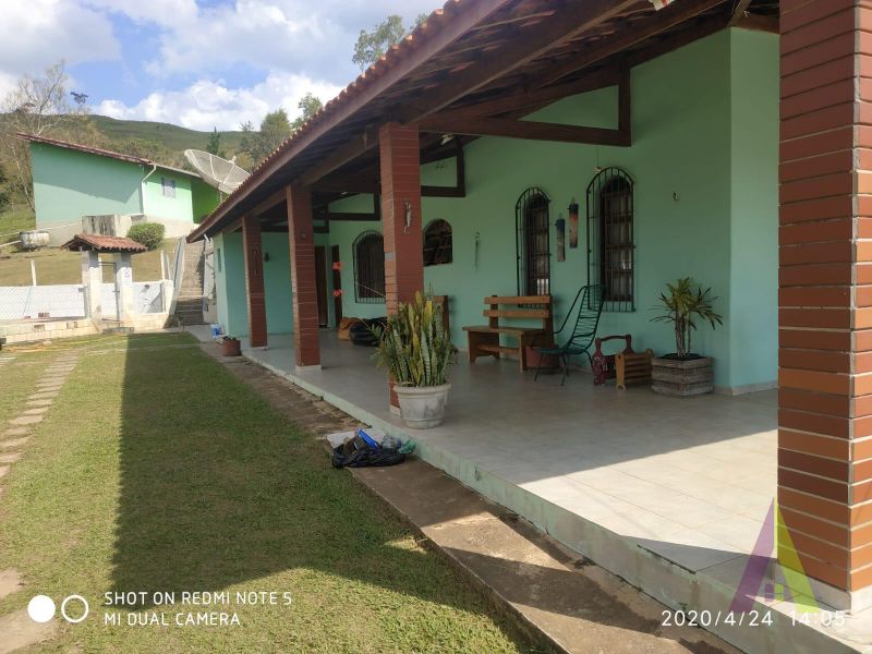 Chácara em condomínio com piscina e salão de festas em São Roque!