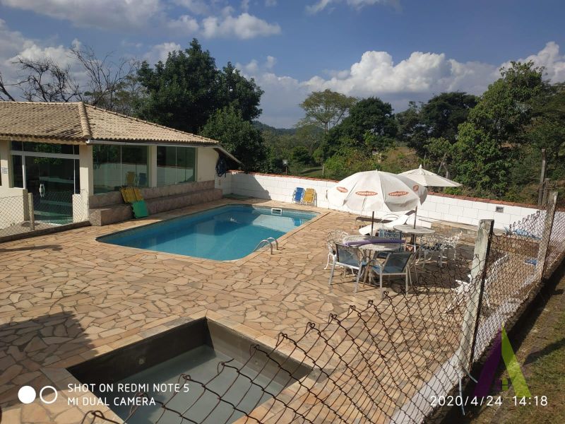 Chácara em condomínio com piscina e salão de festas em São Roque!