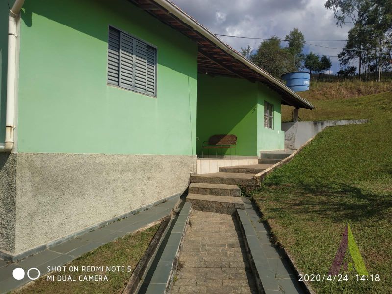 Chácara em condomínio com piscina e salão de festas em São Roque!