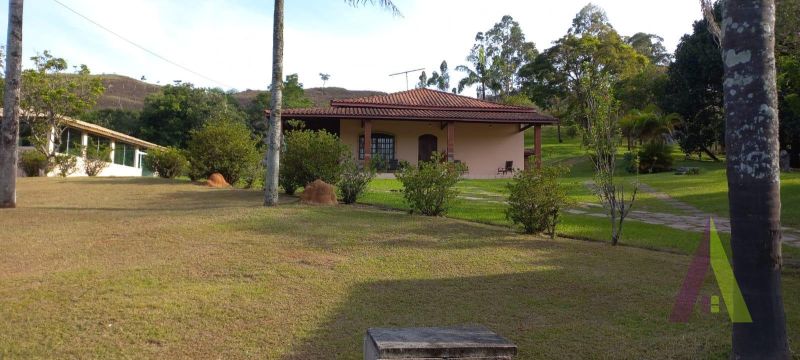 Chácara em condomínio com piscina e salão de festas em São Roque!