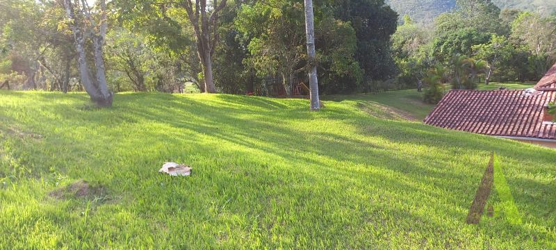 Chácara em condomínio com piscina e salão de festas em São Roque!