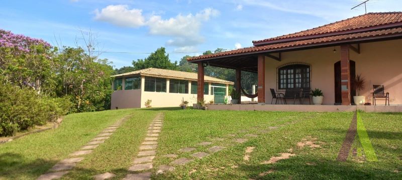 Chácara em condomínio com piscina e salão de festas em São Roque!