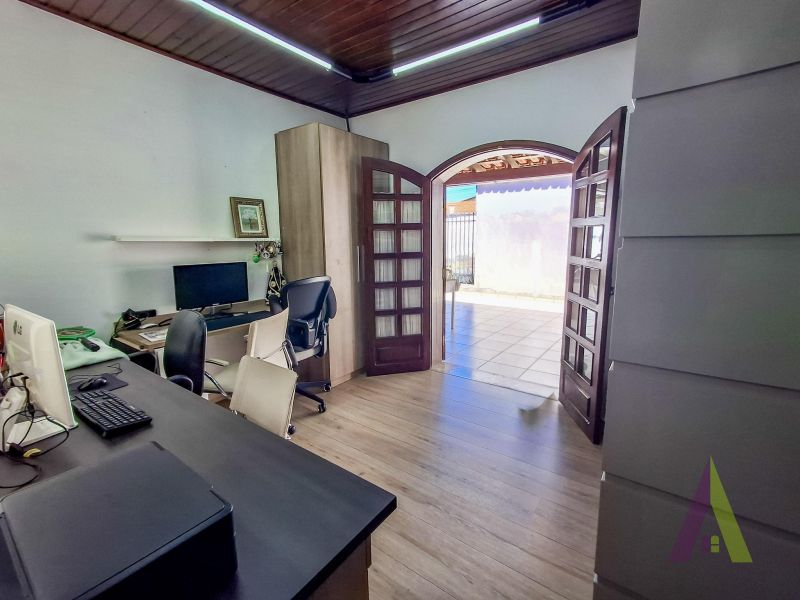 Imóvel com 2 casas, 1 depósito, piscina e quintal gigantesco na região central de São Roque!