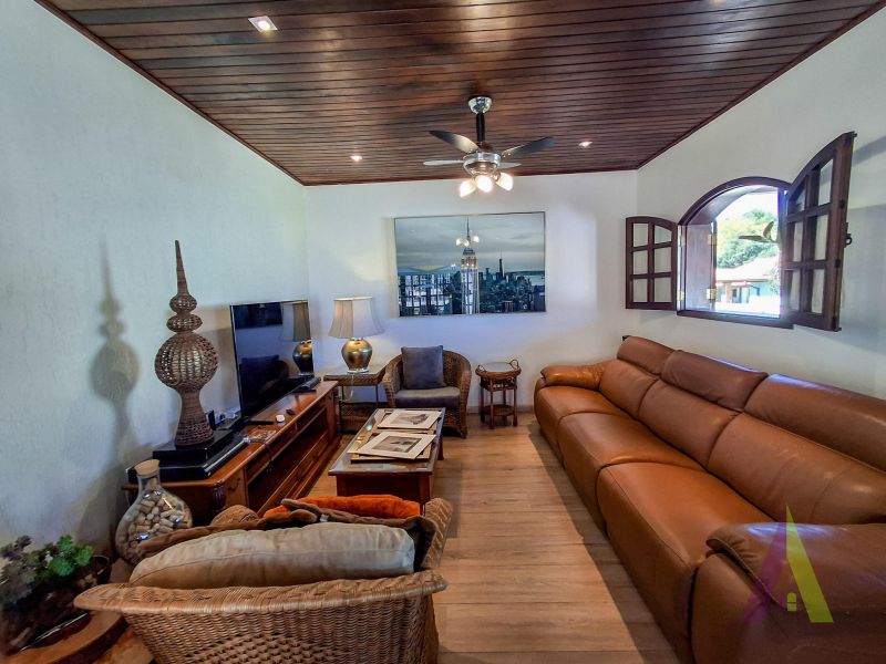 Imóvel com 2 casas, 1 depósito, piscina e quintal gigantesco na região central de São Roque!
