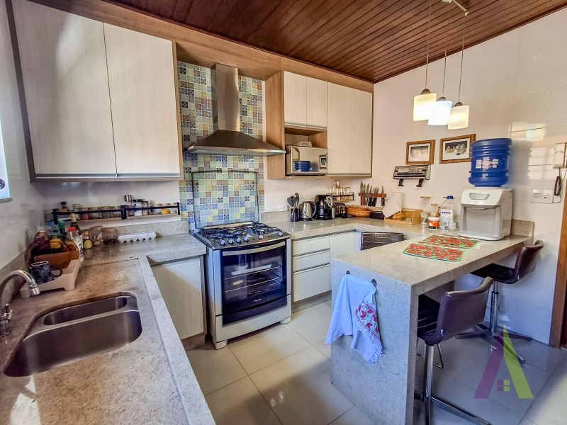 Imóvel com 2 casas, 1 depósito, piscina e quintal gigantesco na região central de São Roque!