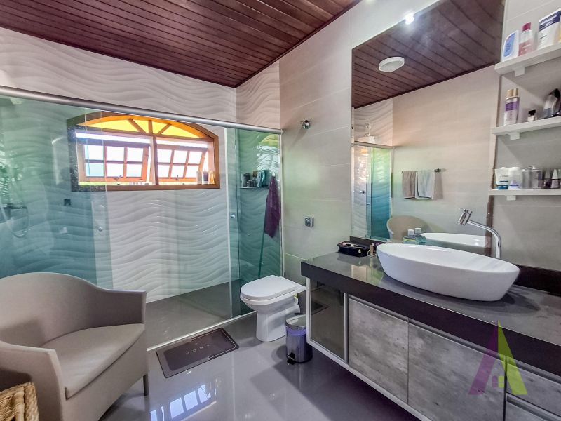 Imóvel com 2 casas, 1 depósito, piscina e quintal gigantesco na região central de São Roque!