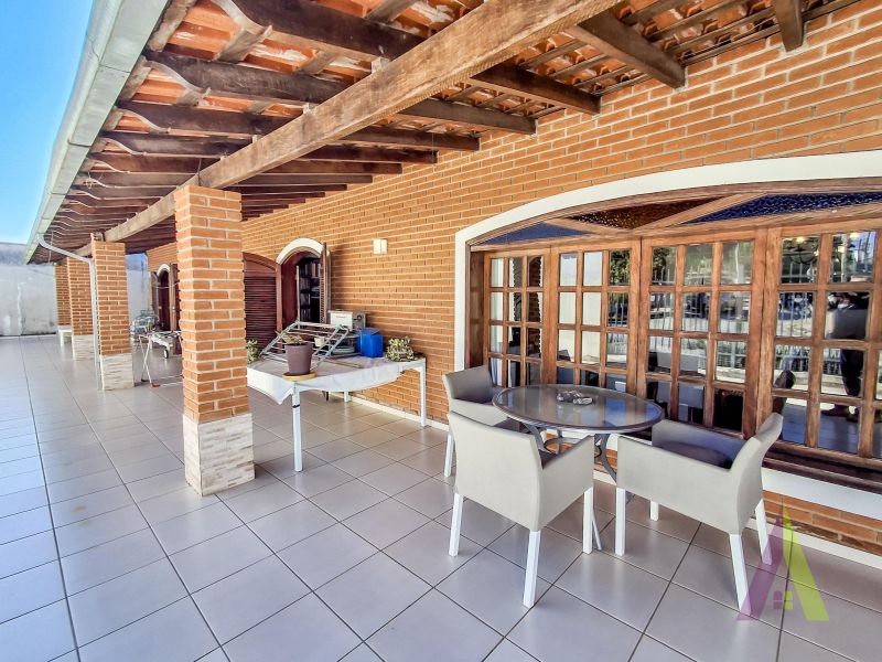 Imóvel com 2 casas, 1 depósito, piscina e quintal gigantesco na região central de São Roque!