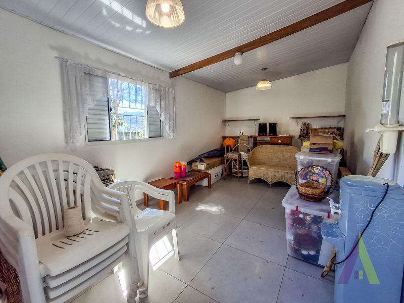 Imóvel com 2 casas, 1 depósito, piscina e quintal gigantesco na região central de São Roque!
